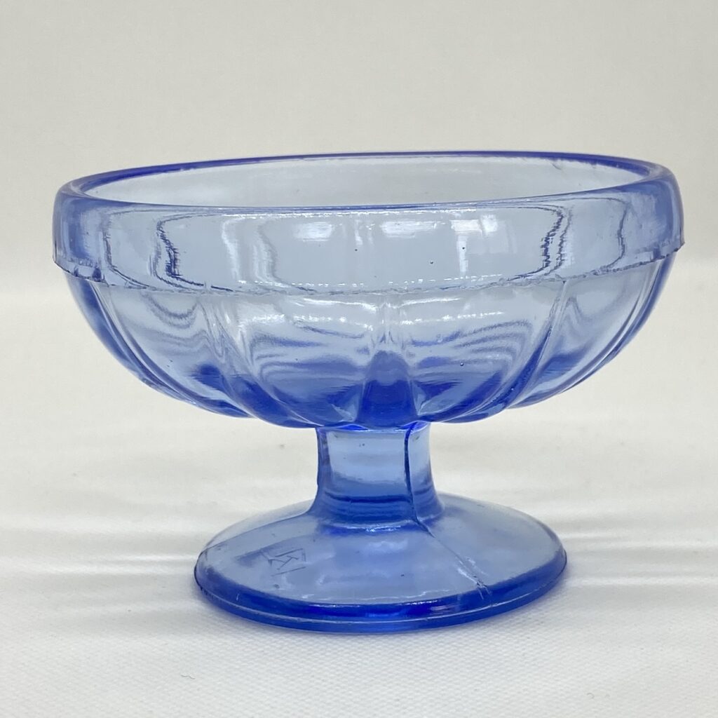 昭和レトロ ブルーガラスの氷カップ 花模様 脚付き